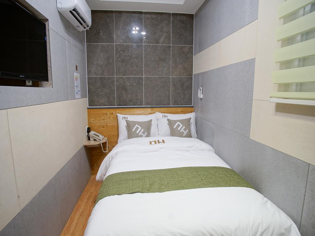 D.H Sinchon Guesthouse Seoul Exteriör bild