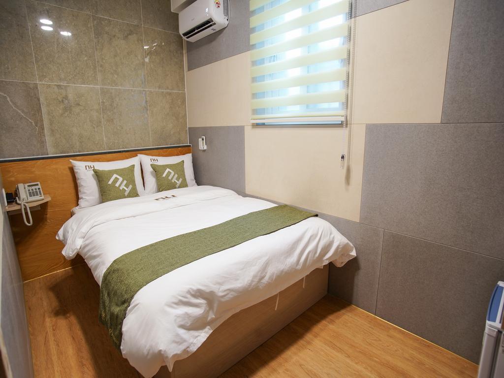 D.H Sinchon Guesthouse Seoul Exteriör bild