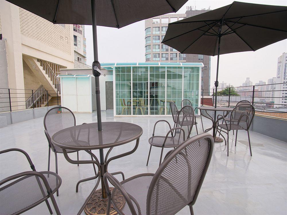 D.H Sinchon Guesthouse Seoul Exteriör bild