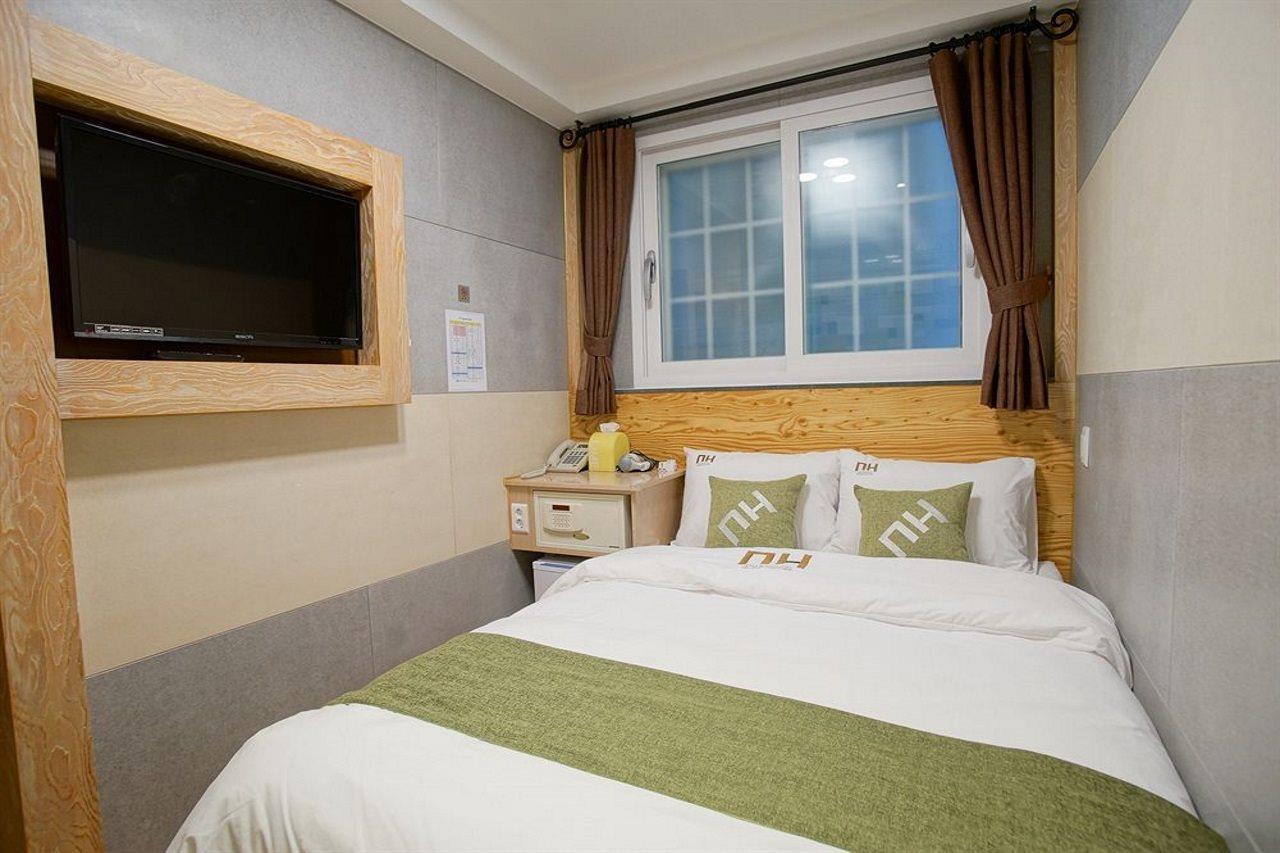 D.H Sinchon Guesthouse Seoul Exteriör bild