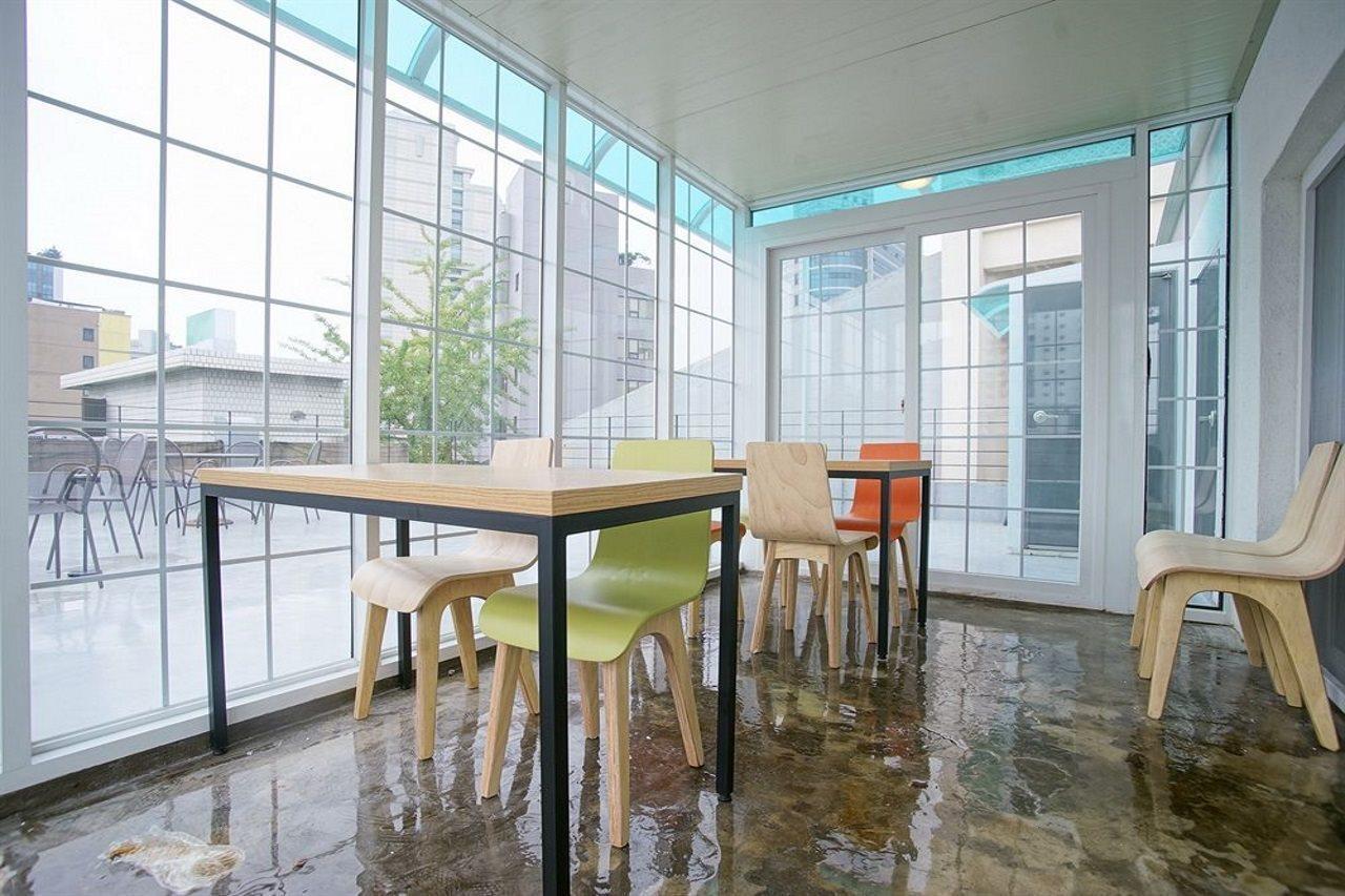 D.H Sinchon Guesthouse Seoul Exteriör bild