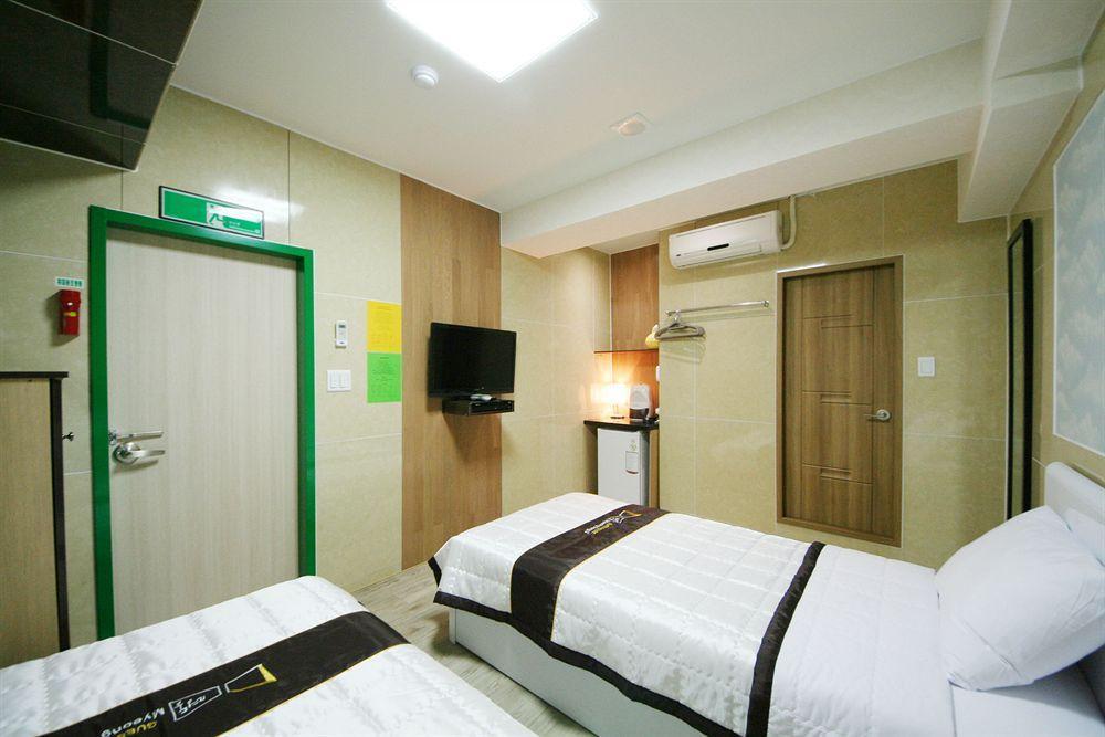 D.H Sinchon Guesthouse Seoul Exteriör bild