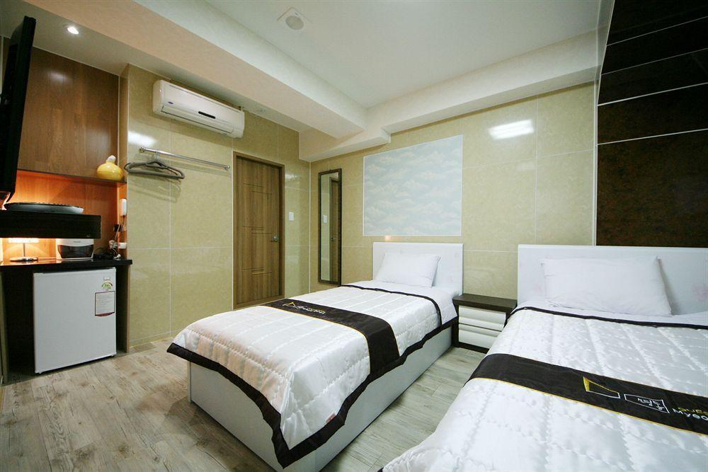 D.H Sinchon Guesthouse Seoul Exteriör bild