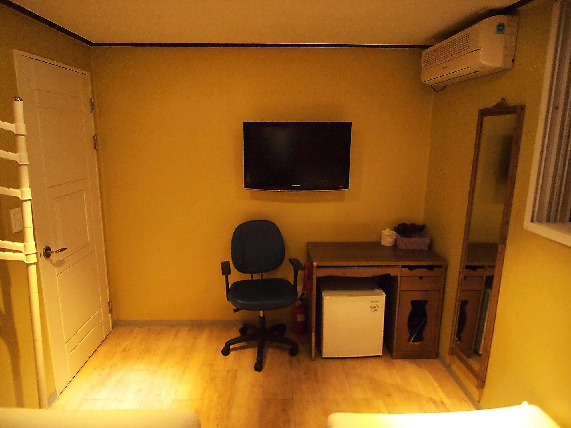 D.H Sinchon Guesthouse Seoul Exteriör bild