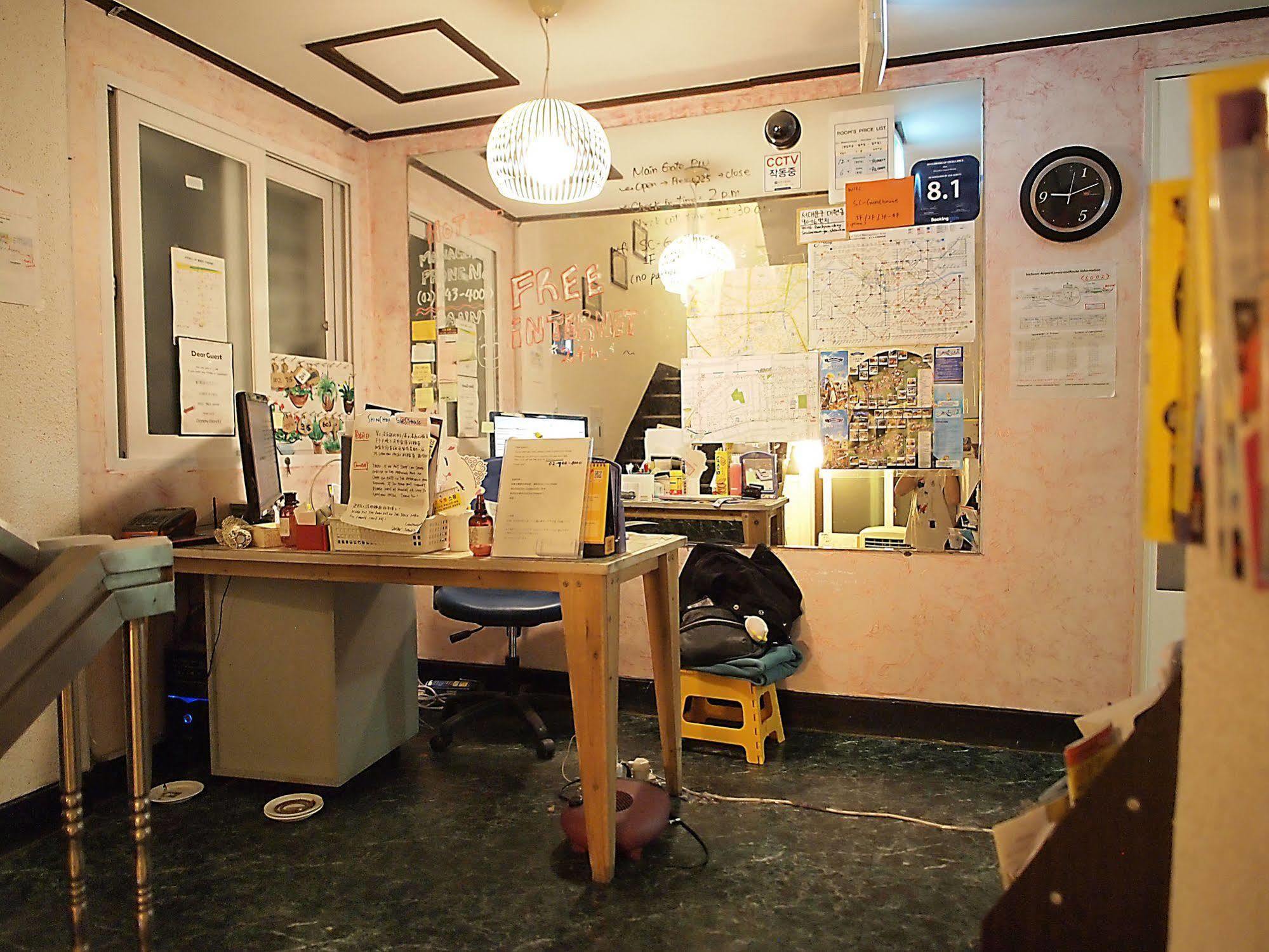 D.H Sinchon Guesthouse Seoul Exteriör bild