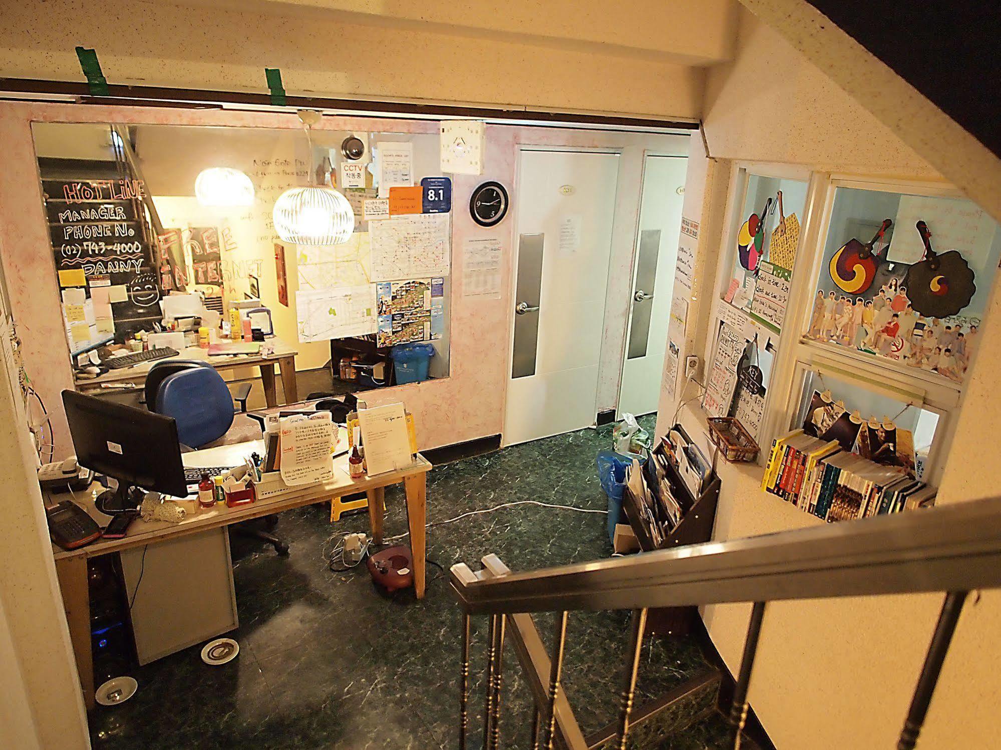 D.H Sinchon Guesthouse Seoul Exteriör bild