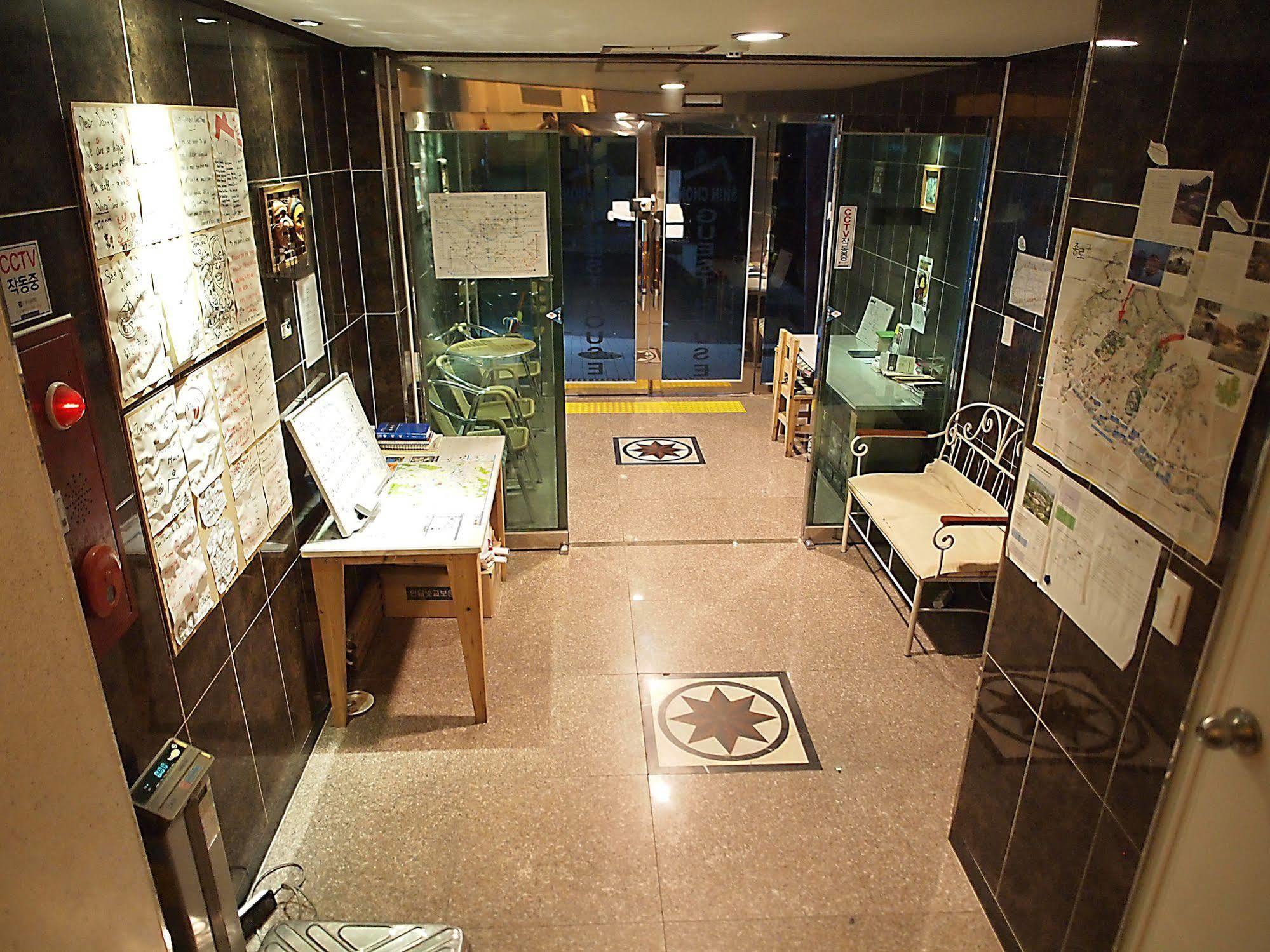 D.H Sinchon Guesthouse Seoul Exteriör bild