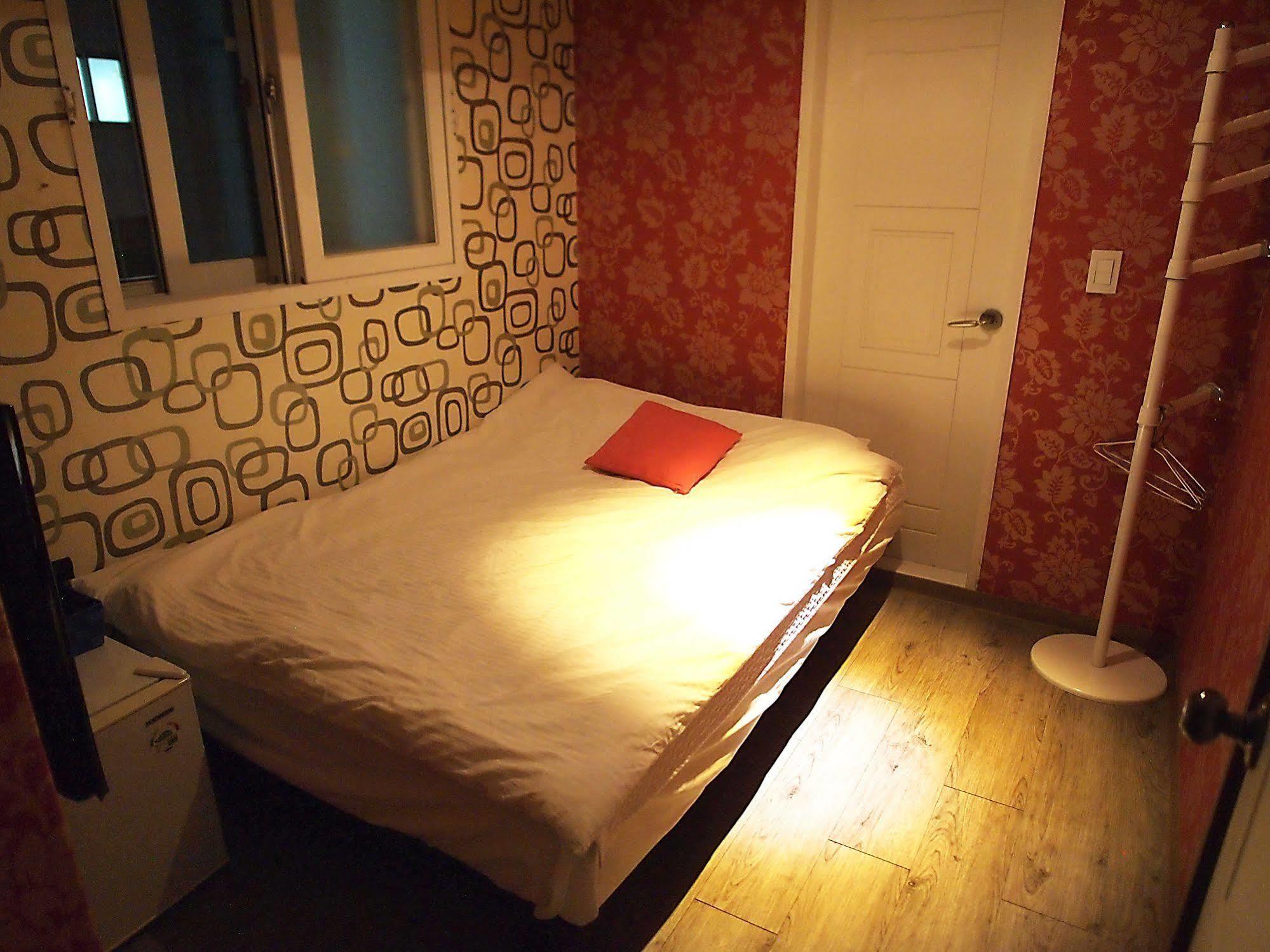 D.H Sinchon Guesthouse Seoul Exteriör bild