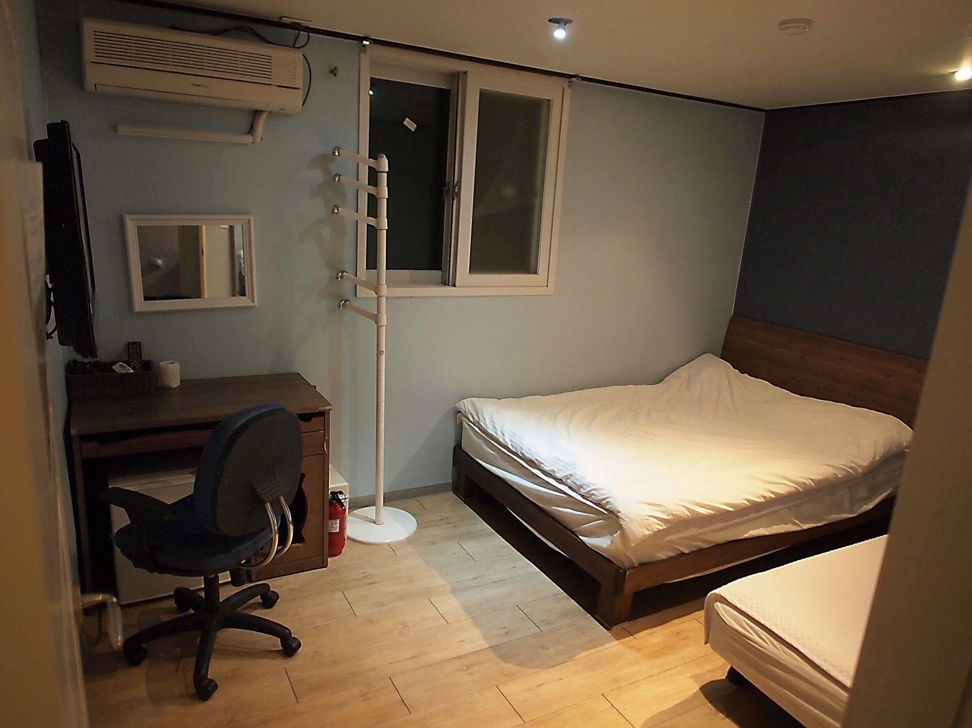 D.H Sinchon Guesthouse Seoul Exteriör bild