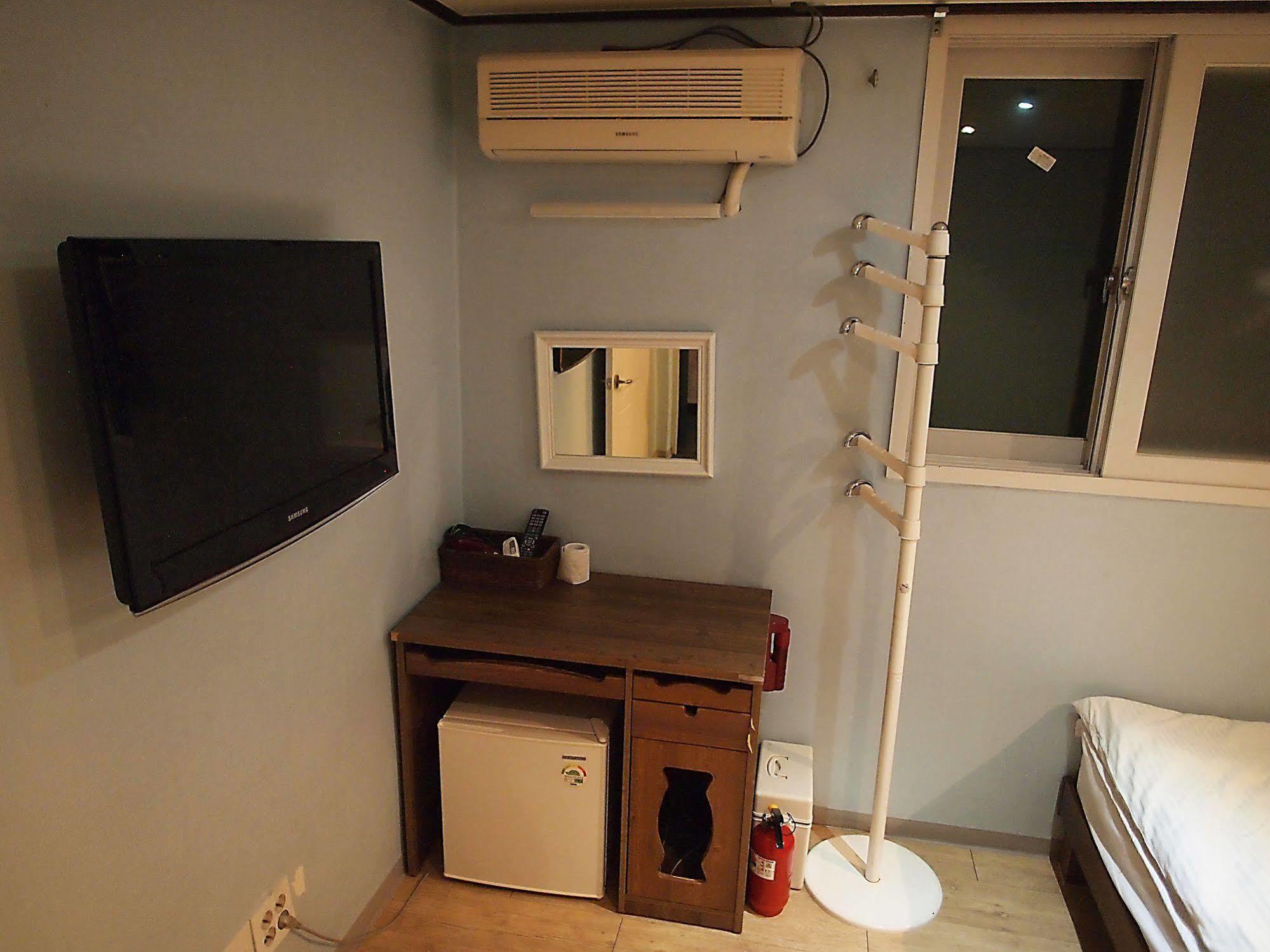 D.H Sinchon Guesthouse Seoul Exteriör bild