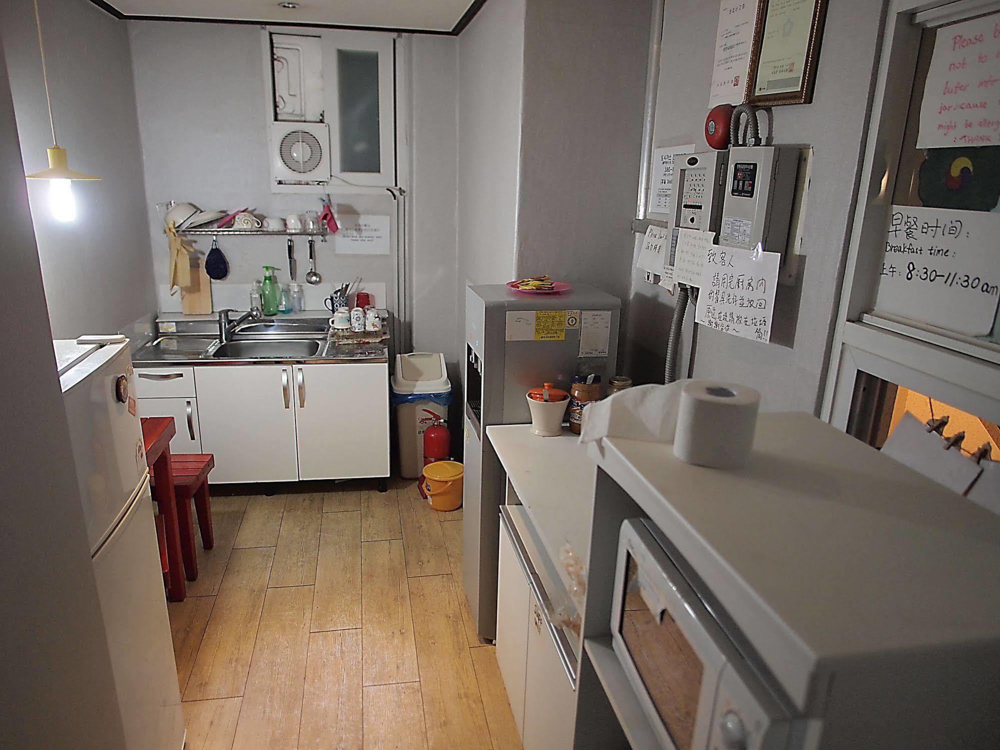D.H Sinchon Guesthouse Seoul Exteriör bild