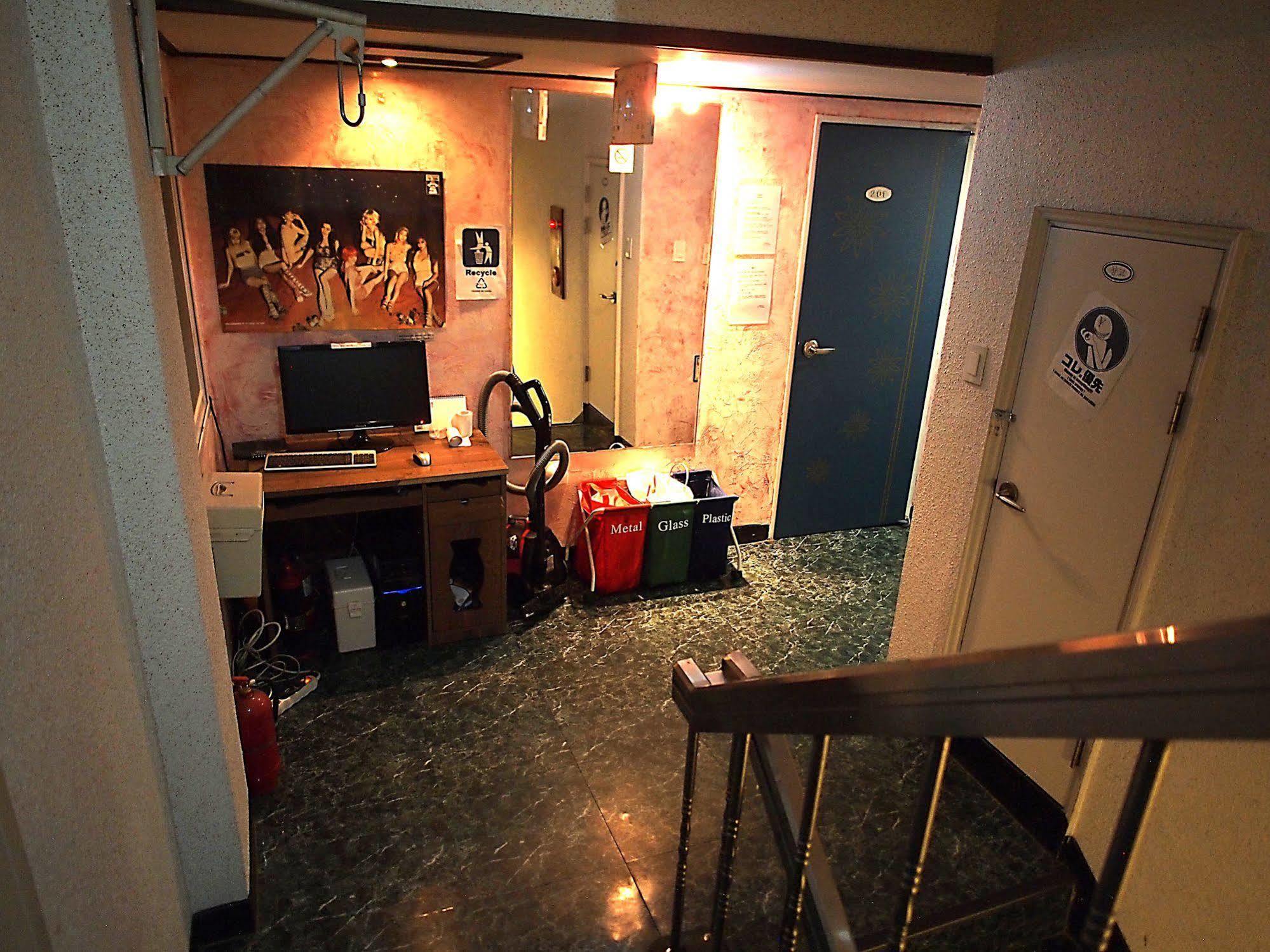 D.H Sinchon Guesthouse Seoul Exteriör bild