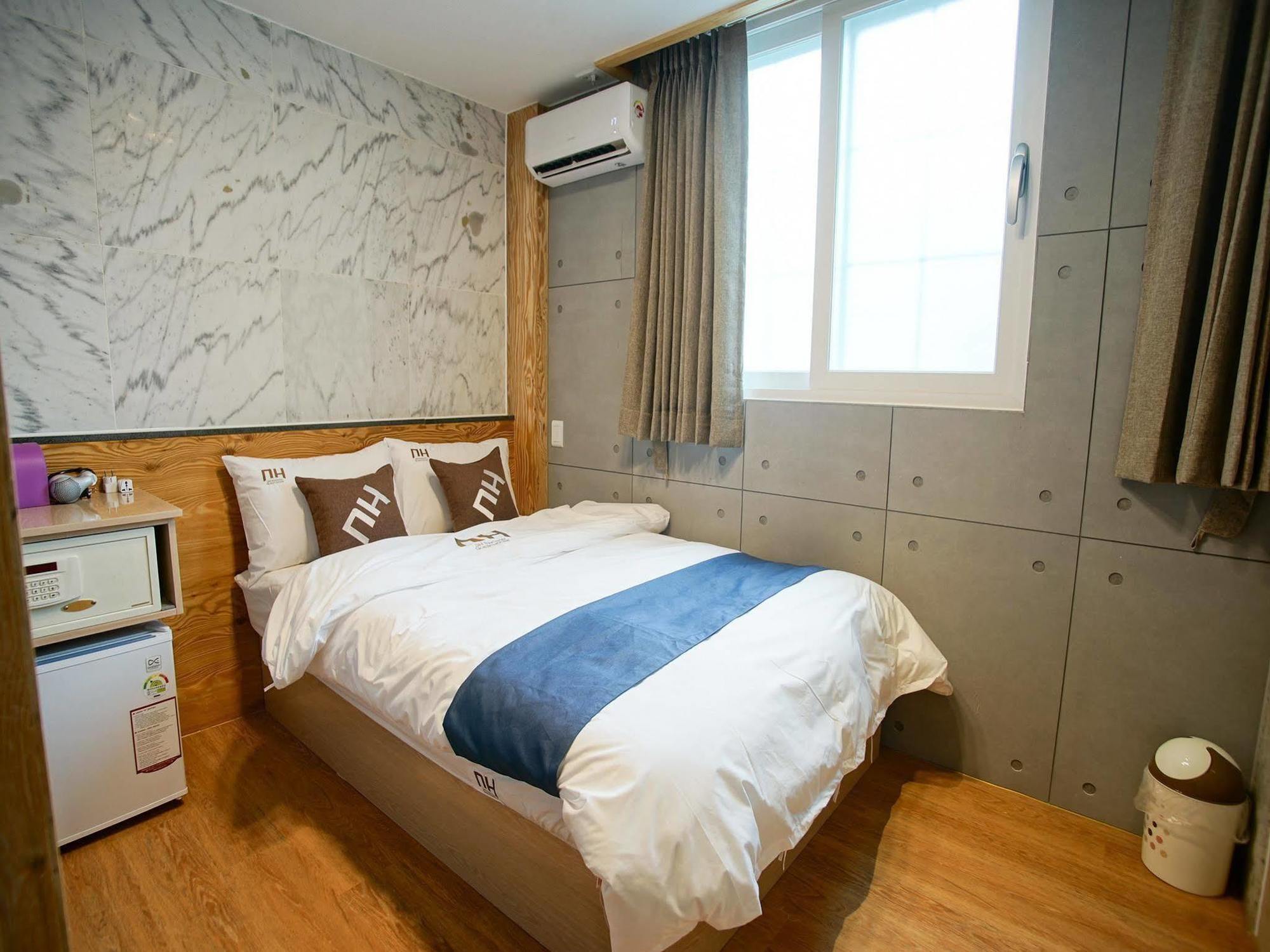 D.H Sinchon Guesthouse Seoul Exteriör bild