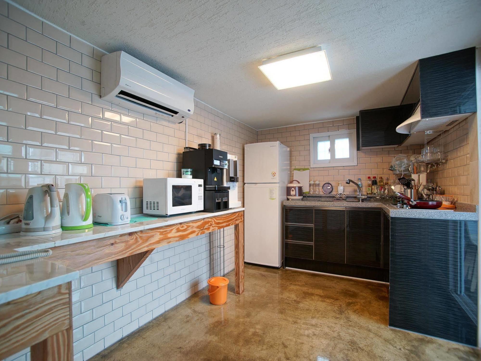 D.H Sinchon Guesthouse Seoul Exteriör bild