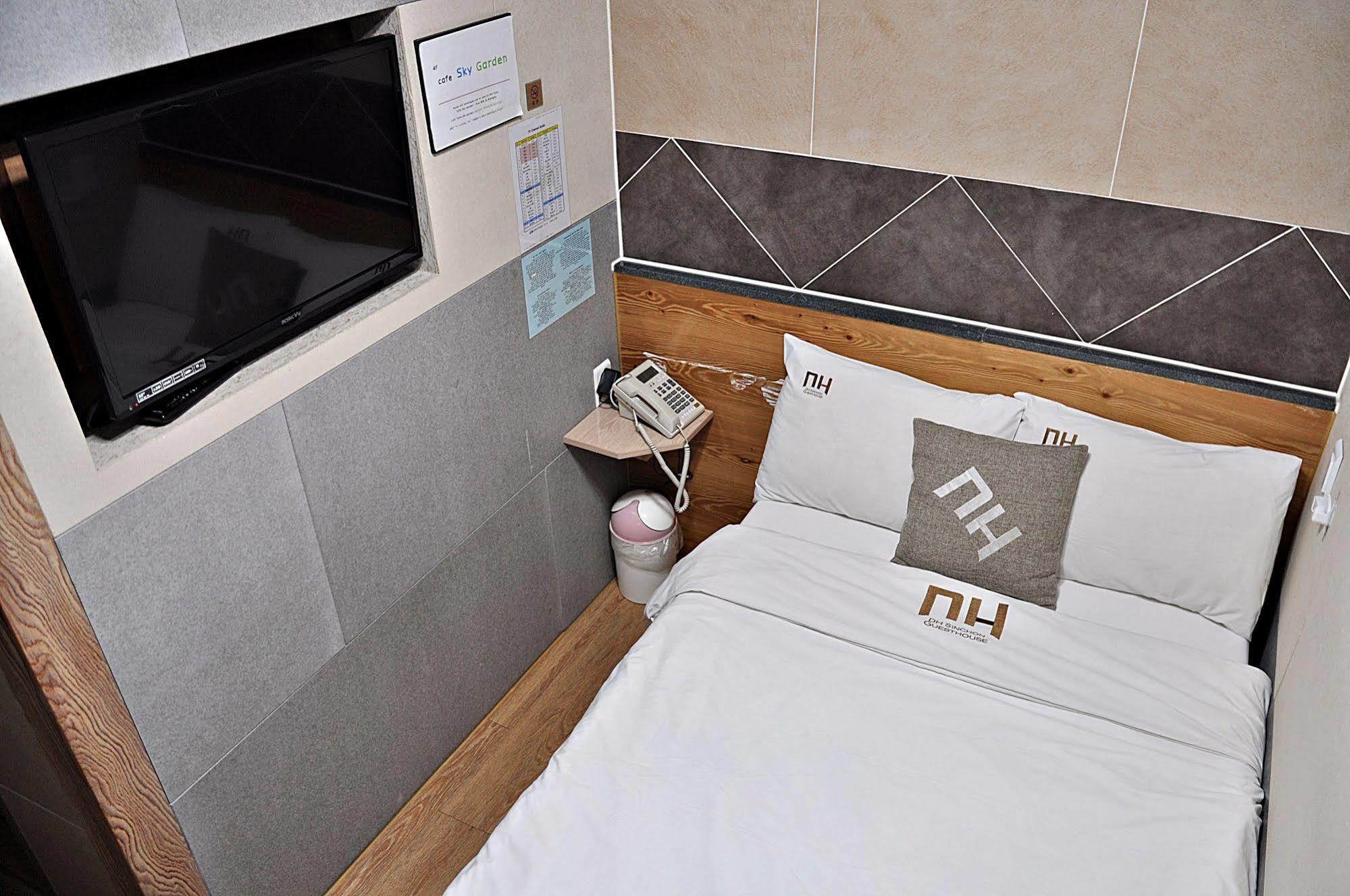 D.H Sinchon Guesthouse Seoul Exteriör bild