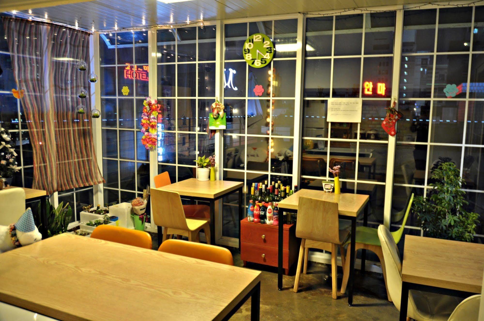 D.H Sinchon Guesthouse Seoul Exteriör bild
