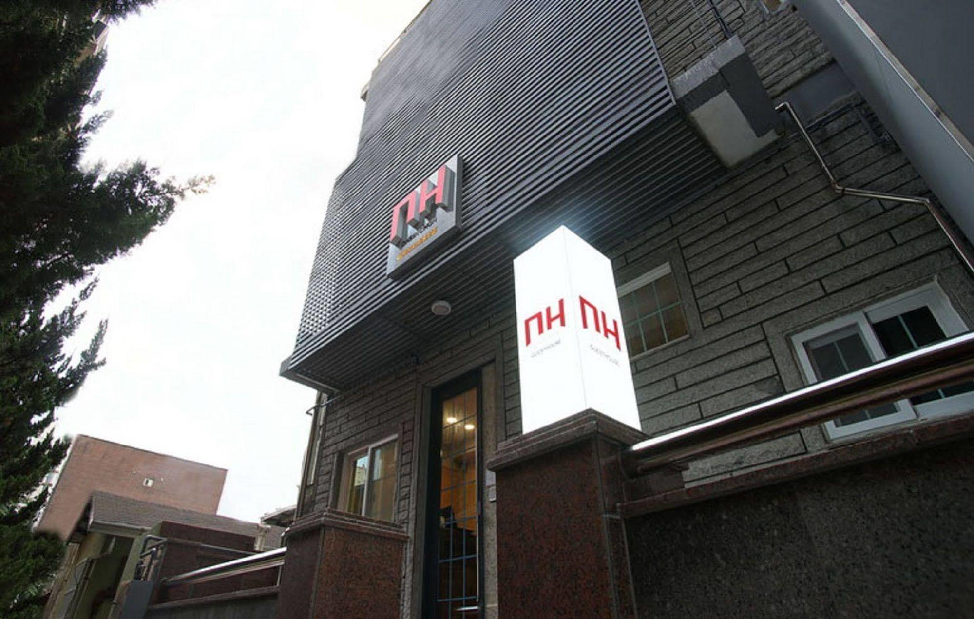 D.H Sinchon Guesthouse Seoul Exteriör bild