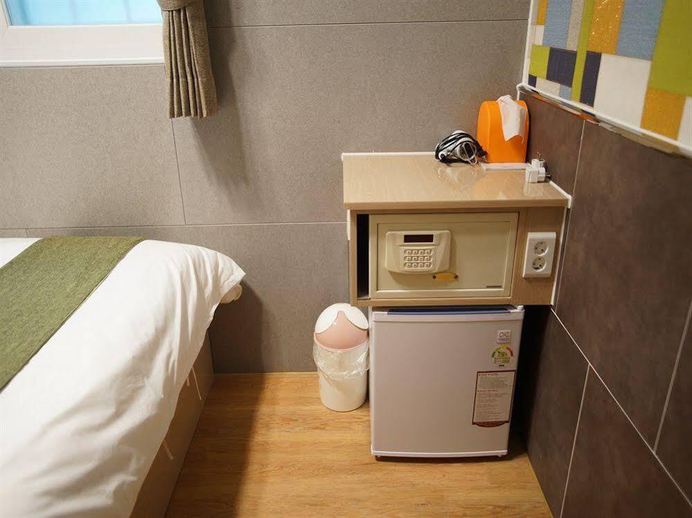 D.H Sinchon Guesthouse Seoul Exteriör bild